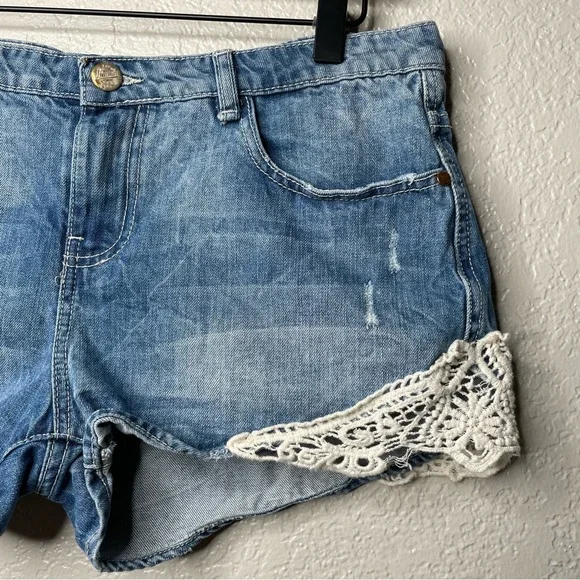Zara Trafaluc Premium Wash Women's Lace Trimmed Blue Denim Shorts - Picture 3 of 8
